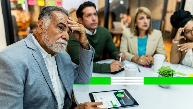 Equipo analizando información de viajes corporativos con incertidumbre